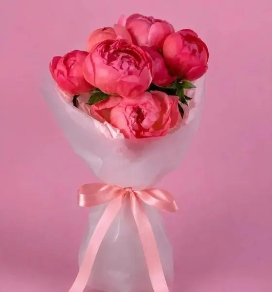Букет из 7 коралловых пионов
